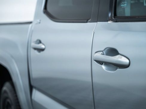 Certified 2022 Toyota Tacoma SR5 AWD/4WD image 17
