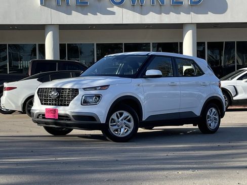 Used 2025 Hyundai Venue SE image 1