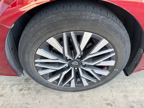 Used 2024 Nissan Altima 2.5 SV w/ SV Premium Package FWD image 2