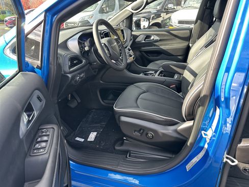 New 2026 Chrysler Pacifica Limited w/ Uconnect Theater Family Group image 27