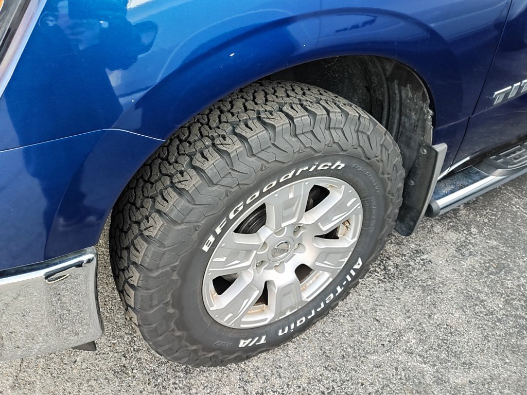 Used 2018 Nissan Titan SV w/ SV Convenience Package AWD/4WD image 2