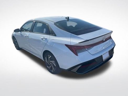 Used 2025 Hyundai Elantra SEL FWD image 8