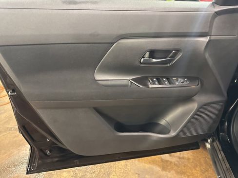 Certified 2025 Nissan Kicks S image 12