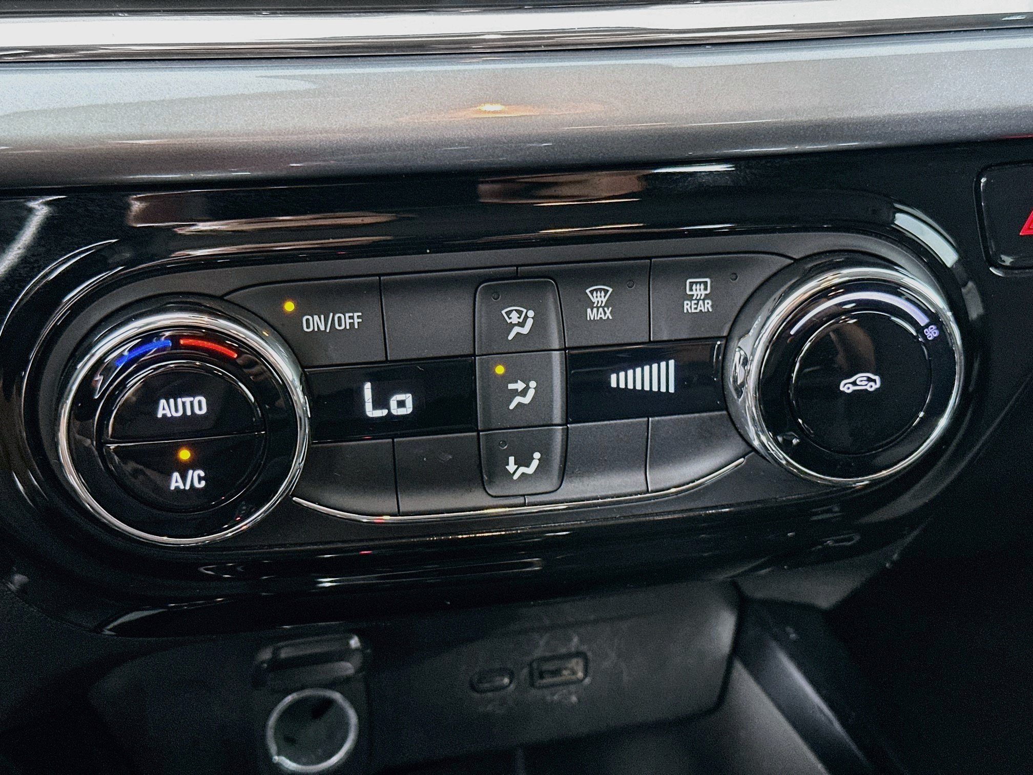 Used 2025 Chevrolet Trax LT FWD image 22