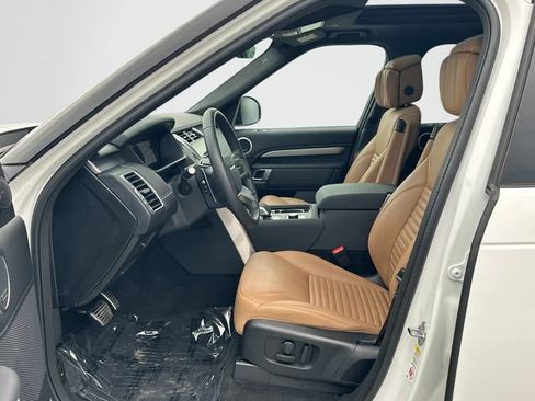 Used 2025 Land Rover Discovery Dynamic SE AWD/4WD image 16