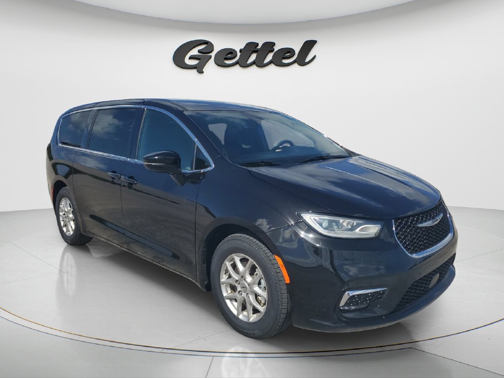 Used 2025 Chrysler Pacifica Select FWD image 3