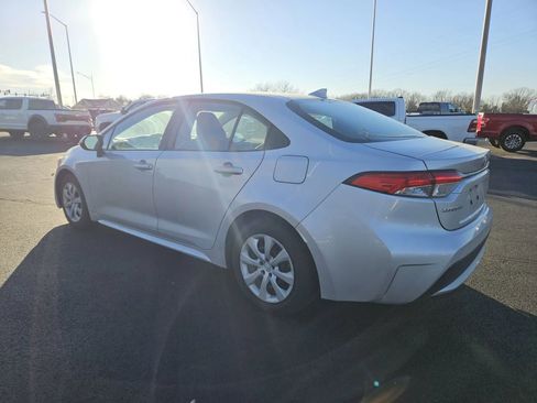 Used 2021 Toyota Corolla LE image 2