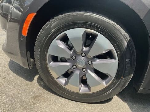 Used 2018 Chrysler Pacifica Limited w/ Advanced Safetytec Group image 22