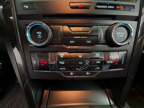 Used 2017 Ford Explorer XLT w/ XLT Technology Feature Bundle AWD/4WD image 15