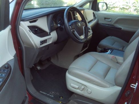 Used 2017 Toyota Sienna XLE w/ XLE Navigation Package FWD image 22