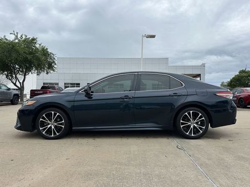 Used 2018 Toyota Camry SE FWD image 2
