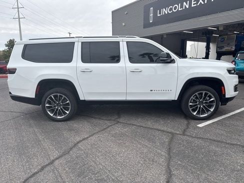 Used 2024 Jeep Wagoneer L Series III w/ Premium Group I image 4