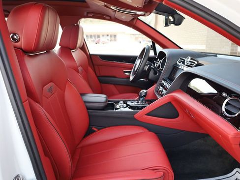 Used 2023 Bentley Bentayga Extended Wheelbase image 34