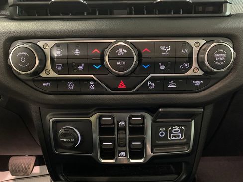 Used 2024 Jeep Gladiator Sport image 25