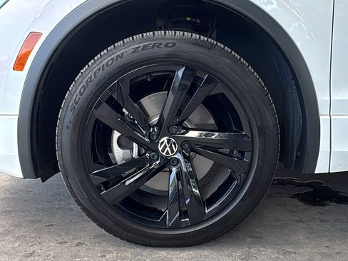 Used 2023 Volkswagen Tiguan SE R-Line image 35