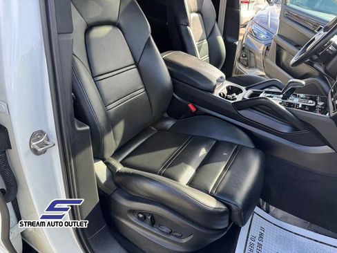 Used 2023 Porsche Cayenne Platinum Edition image 43