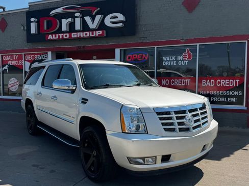 Used 2011 Cadillac Escalade ESV Luxury AWD/4WD image 2
