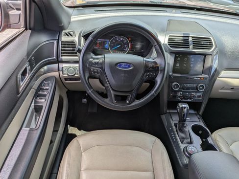 Used 2018 Ford Explorer XLT w/ Equipment Group 202A AWD/4WD image 15