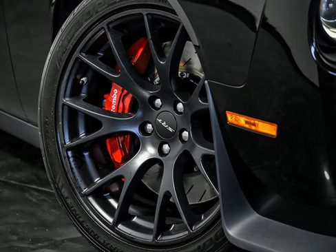 Used 2016 Dodge Challenger SRT Hellcat RWD image 3