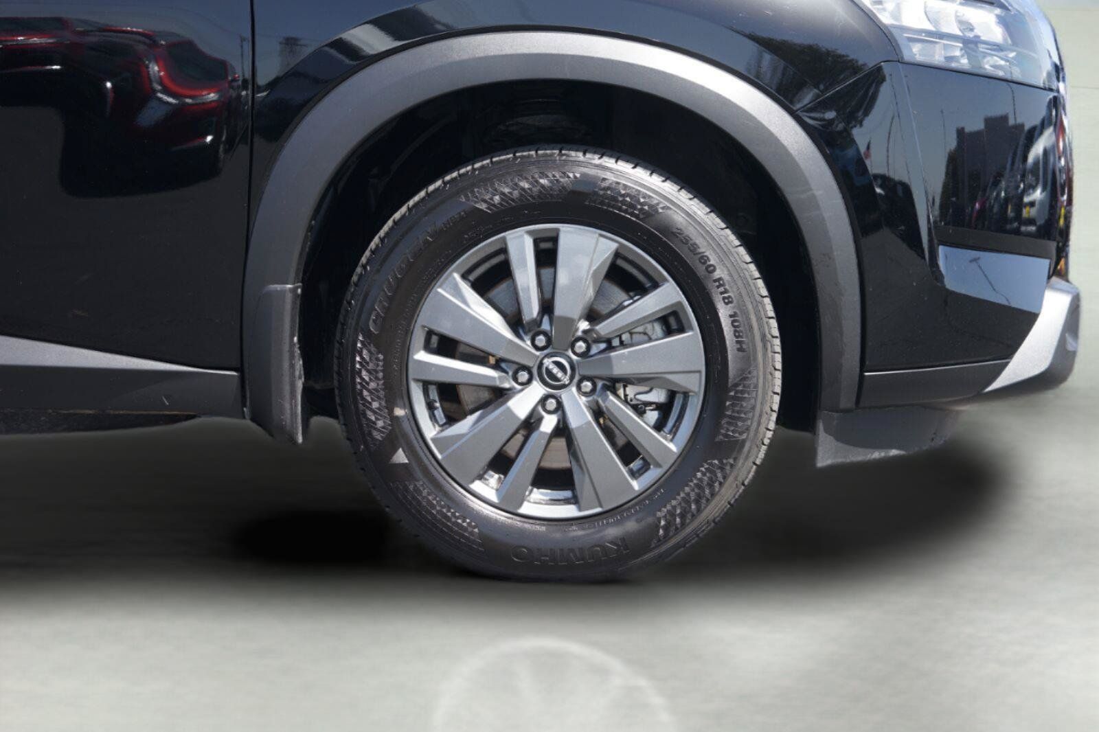 Used 2025 Nissan Pathfinder SV FWD image 4