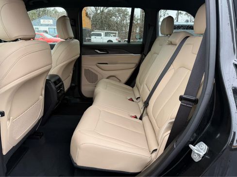 Used 2023 Jeep Grand Cherokee Limited image 23