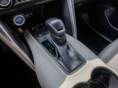 Used 2021 Toyota Venza LE image 27