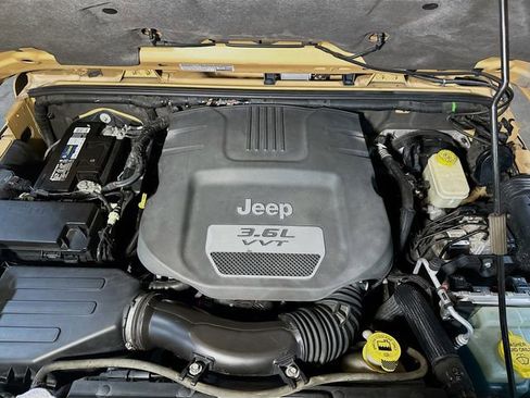 Used 2013 Jeep Wrangler Unlimited Sahara image 28