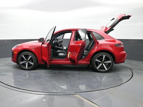Certified 2022 Porsche Macan AWD/4WD image 32