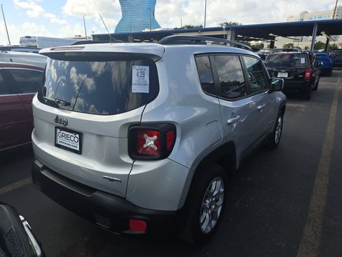Used 2016 Jeep Renegade Latitude FWD image 4