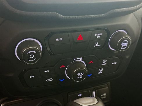 Used 2022 Jeep Renegade Latitude w/ Convenience Group image 18