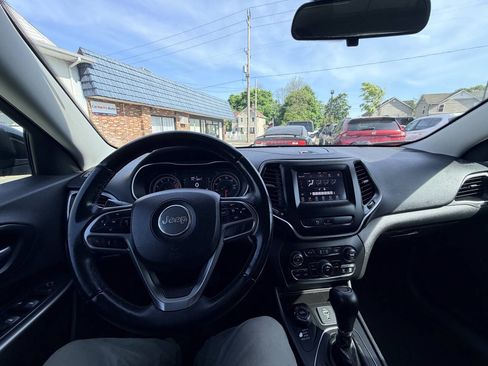 Used 2019 Jeep Cherokee Latitude Plus w/ Cold Weather Group AWD/4WD image 4