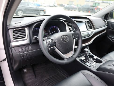 Used 2019 Toyota Highlander XLE AWD/4WD image 17