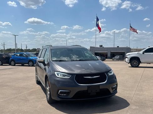 Used 2023 Chrysler Pacifica Limited FWD image 3