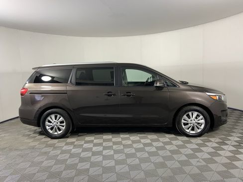 Used 2017 Kia Sedona LX w/ LX Essentials Premium Package image 2