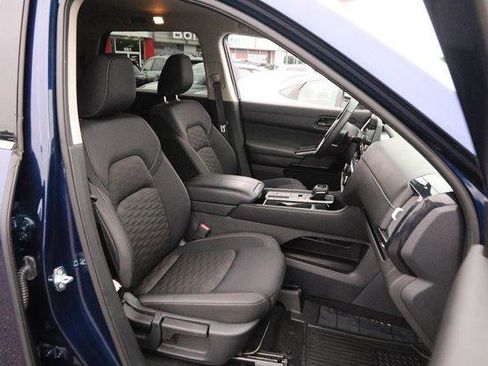 Used 2025 Nissan Pathfinder SV FWD image 30