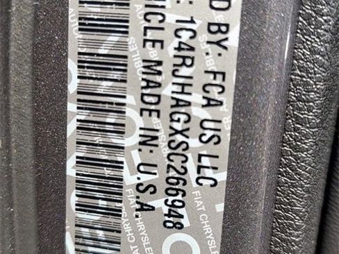 Used 2025 Jeep Grand Cherokee Laredo X image 42