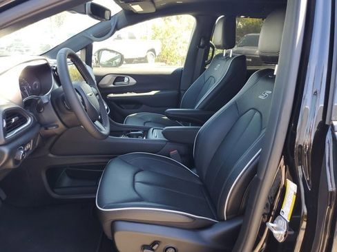 New 2024 Chrysler Pacifica Limited w/ S Appearance Package image 11