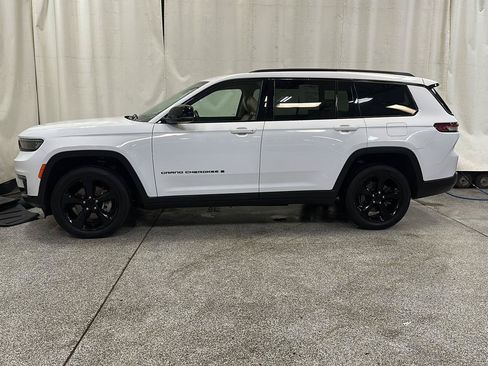 Used 2022 Jeep Grand Cherokee L Limited w/ Black Appearance Package AWD/4WD image 2