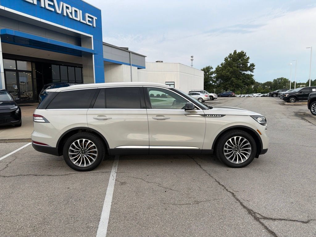 Used 2021 Lincoln Aviator Reserve w/ Elements Package Plus AWD/4WD image 2