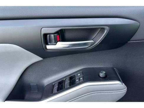 New 2026 Toyota Highlander XLE image 11