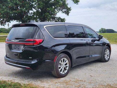 Used 2024 Chrysler Pacifica Touring-L AWD/4WD image 5