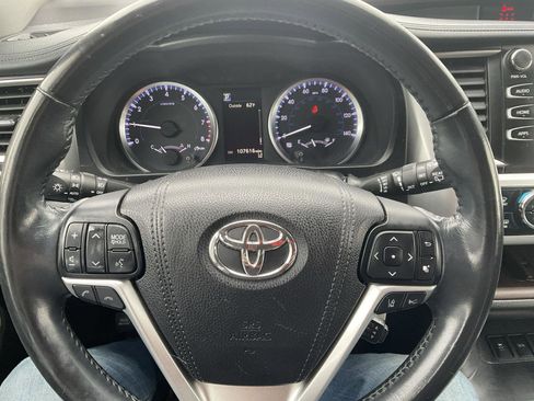 Used 2017 Toyota Highlander Plus AWD/4WD image 16
