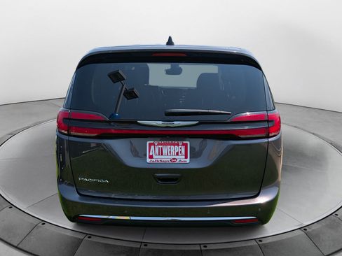 Used 2023 Chrysler Pacifica Touring-L FWD image 4