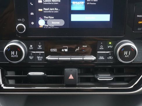 Used 2023 Toyota Highlander L image 12