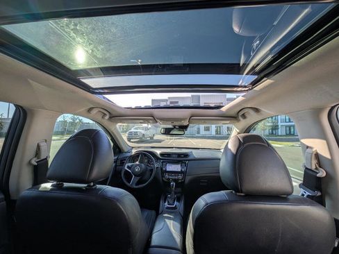 Used 2017 Nissan Rogue SL w/ SL Premium Package image 29