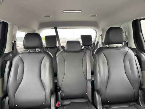 Used 2026 Kia Carnival FWD image 40