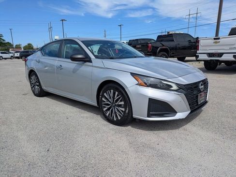 Used 2024 Nissan Altima 2.5 SV FWD image 2