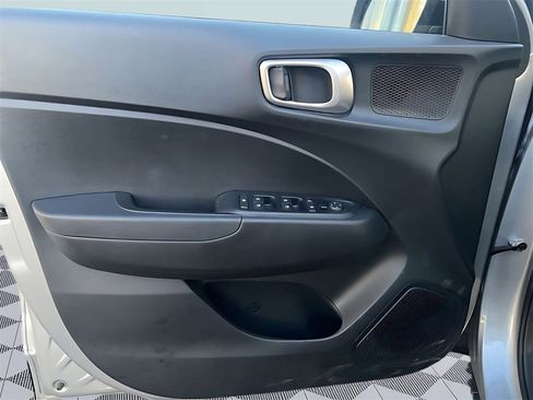 Used 2025 Hyundai Venue SEL image 19