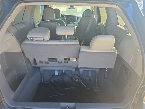 Used 2020 Toyota Sienna L image 9