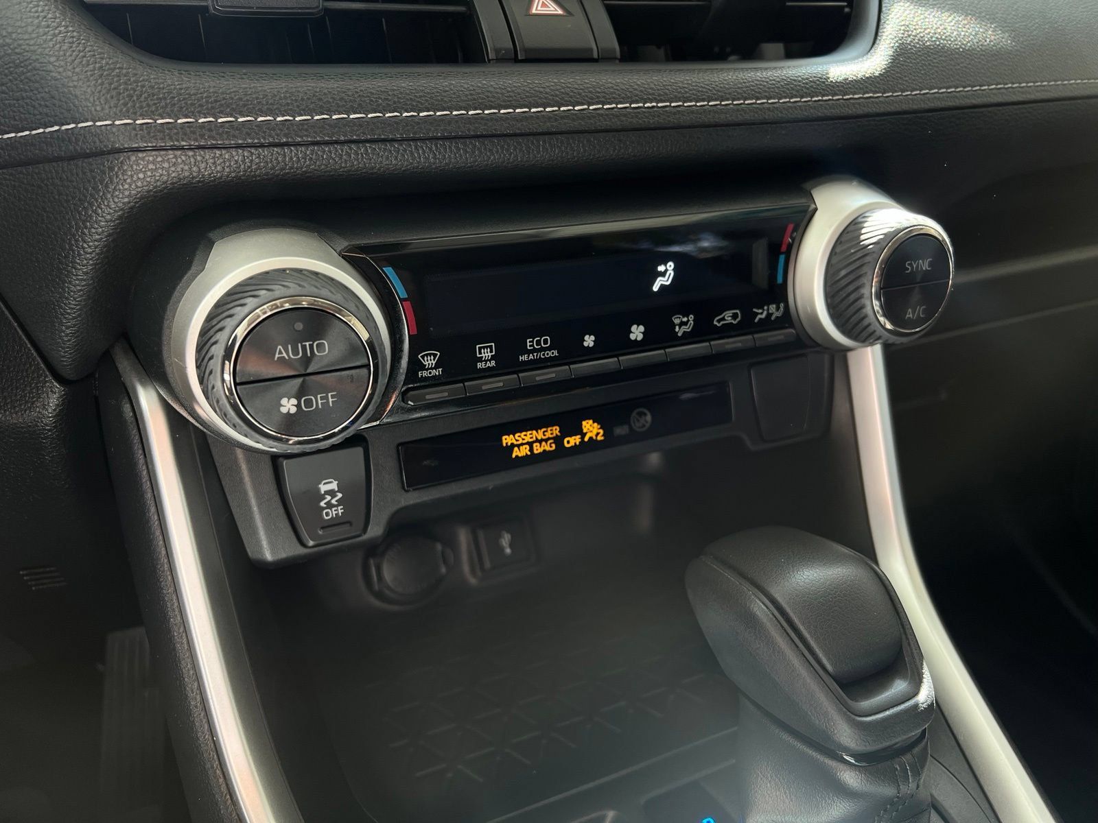 Used 2022 Toyota RAV4 LE AWD/4WD image 14